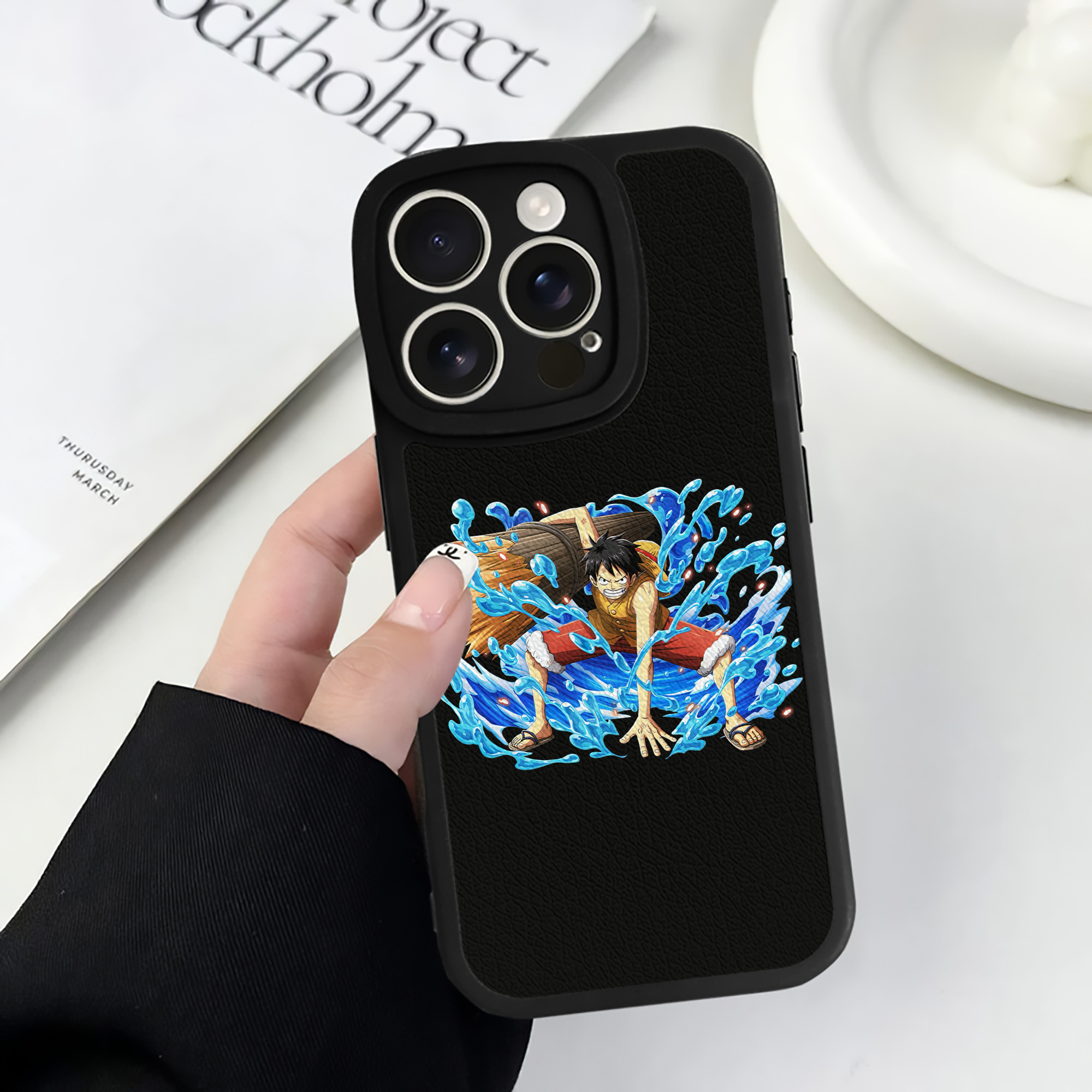 （画像用） ワンピース モンキー・D・ルフィ ONE PIECE Monkey D. Luffy 【iPhone 16シリーズ対応】シリコンスマホケース（レザー調） 材質：シリコン